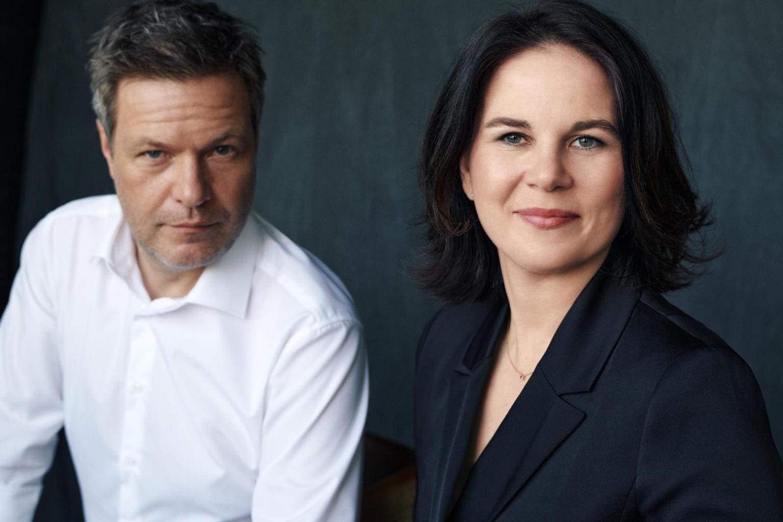 Cover Image for Kanzlerkandidatin Baerbock für mehr Förderung beim Kauf von Elektroautos