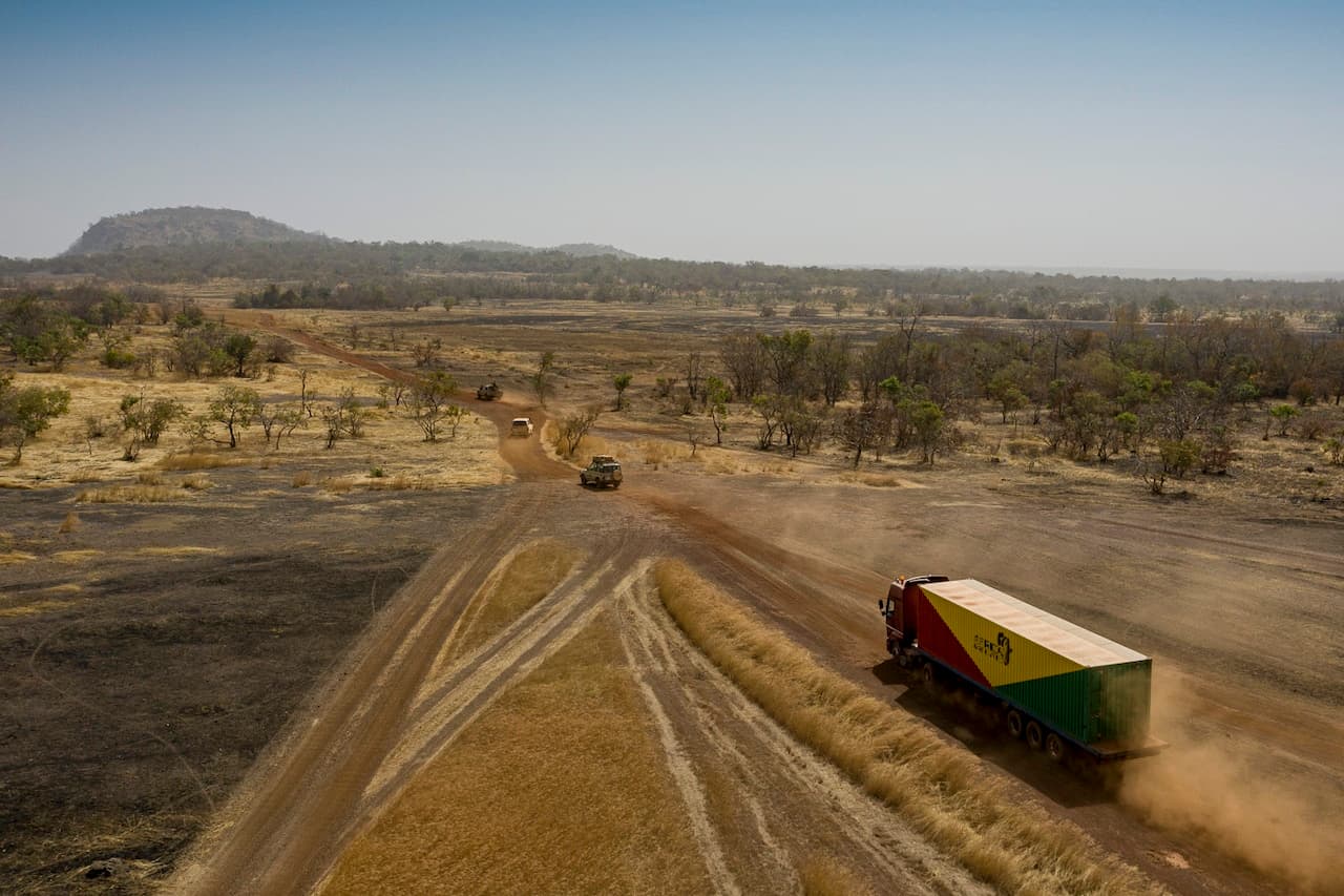 Cover Image for Second-Life-Speicher aus gebrauchten Audi-Akkus elektrifiziert Dörfer in Afrika