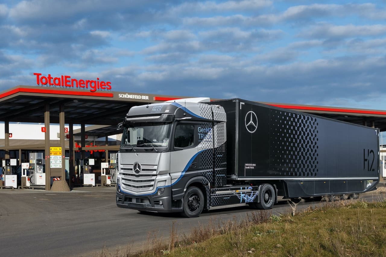 Cover Image for Daimler Truck und TotalEnergies entwickeln Wasserstoff-Infrastruktur für Lkw-Verkehr in Europa