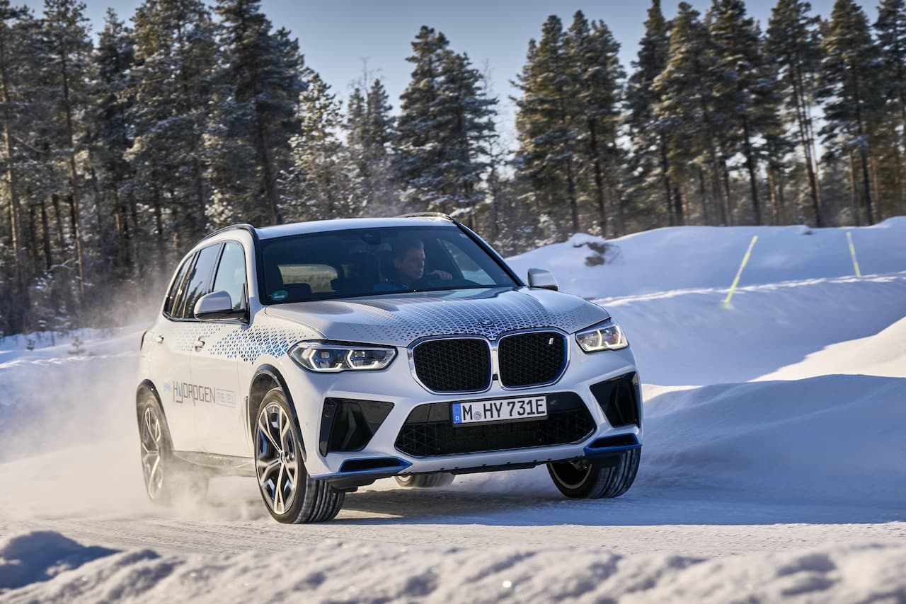 Cover Image for BMW testet Wasserstoffauto iX5 Hydrogen am Polarkreis
