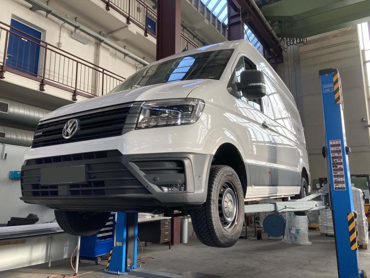 Cover Image for Induktives Laden für E-Autos der slowenischen Post