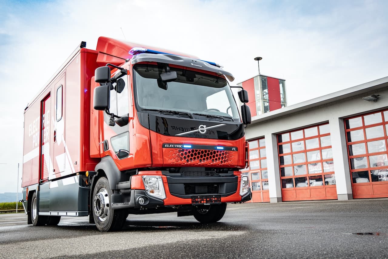 Cover Image for Volvo und Rosenbauer präsentieren Elektro-Feuerwehrfahrzeuge
