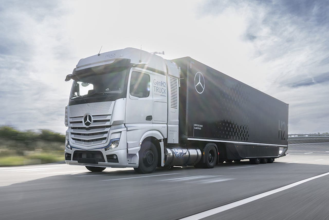 Cover Image for Daimler Truck testet erste Brennstoffzellen-Lkw mit Flüssigwasserstoff