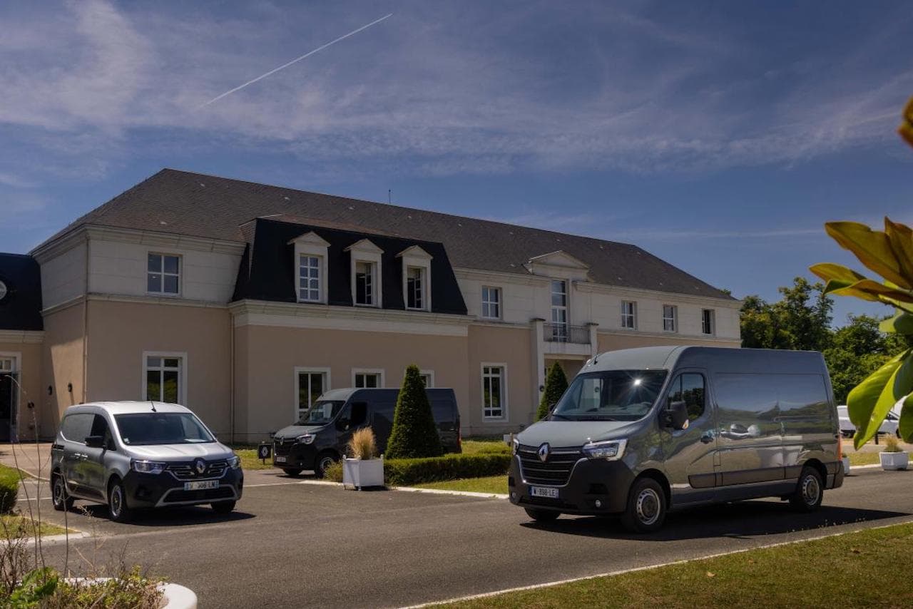 Cover Image for Master und Kangoo mit mehr Reichweite: Renault frischt seine E-Transporter auf