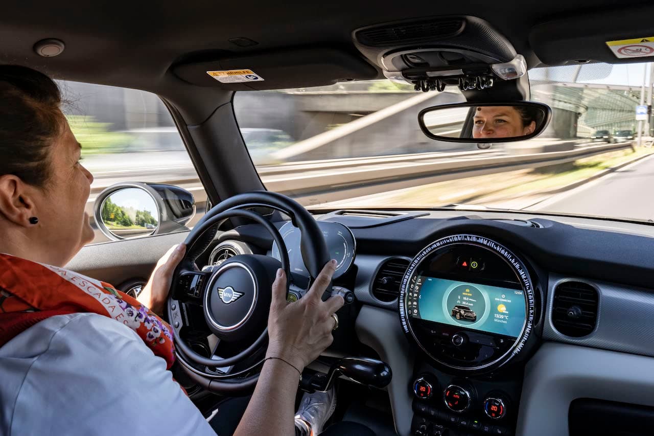 Cover Image for MINI Cooper SE: E-Auto-Fahrspaß für Menschen mit Behinderung