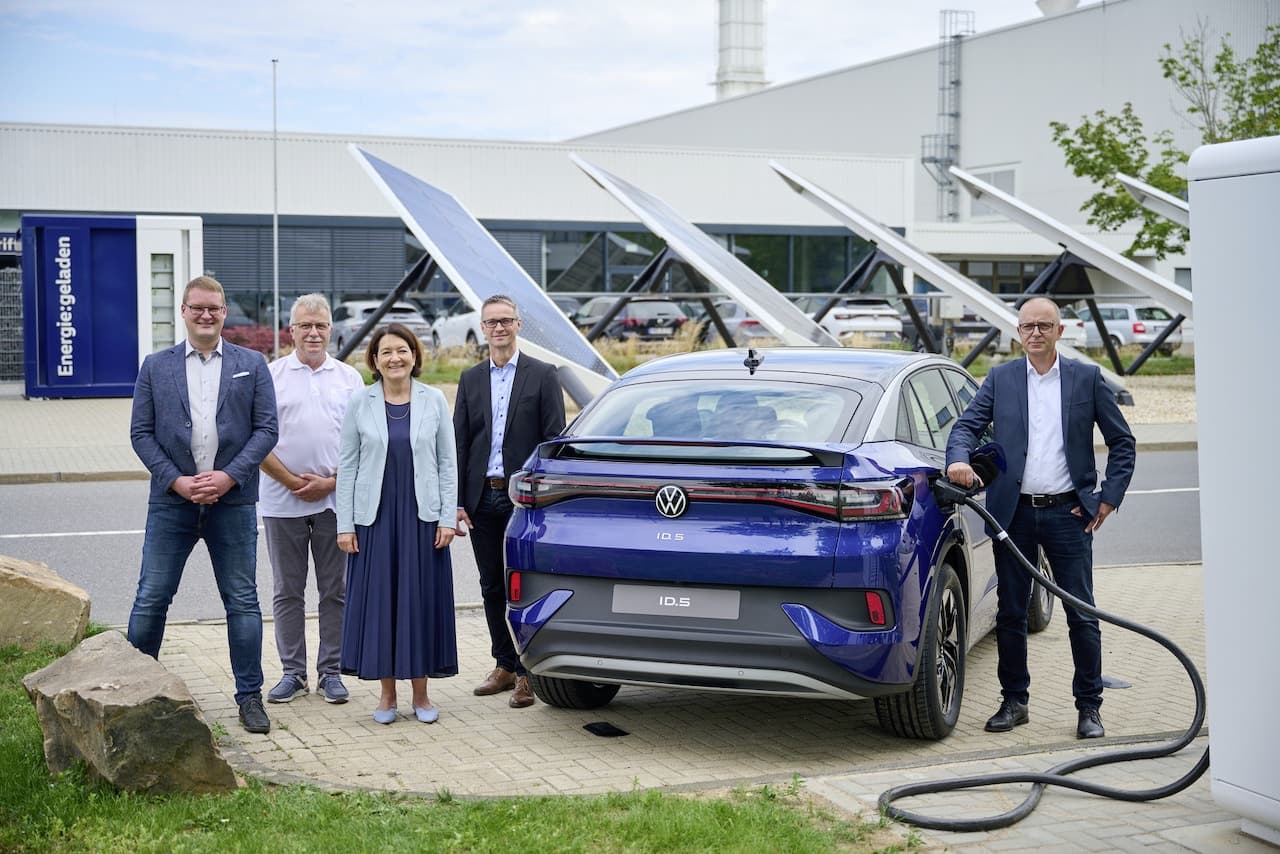 Volkswagen koppelt Schnellladepark mit 570 kWh Powerbank