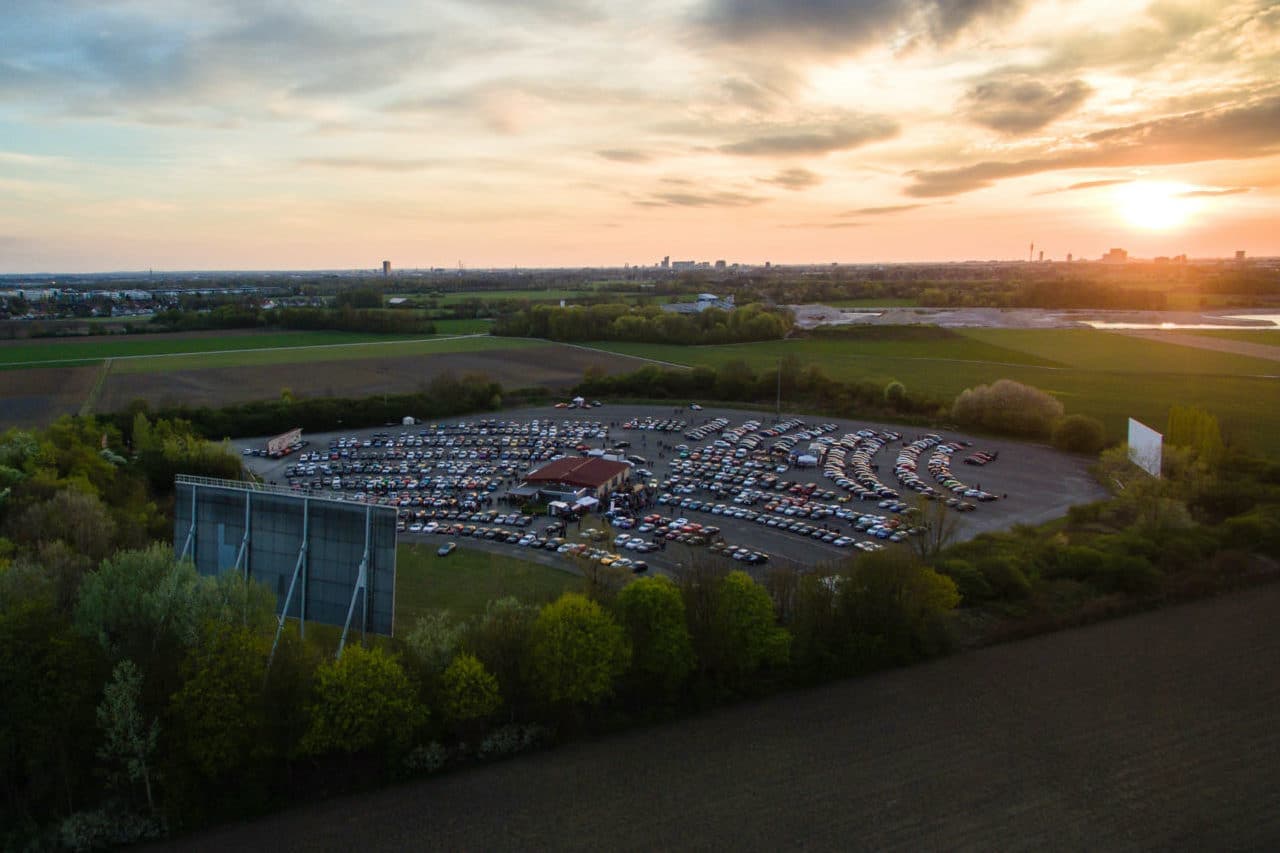 Cover Image for Autokino München-Aschheim: E-Mobilisten laden in der ersten Reihe