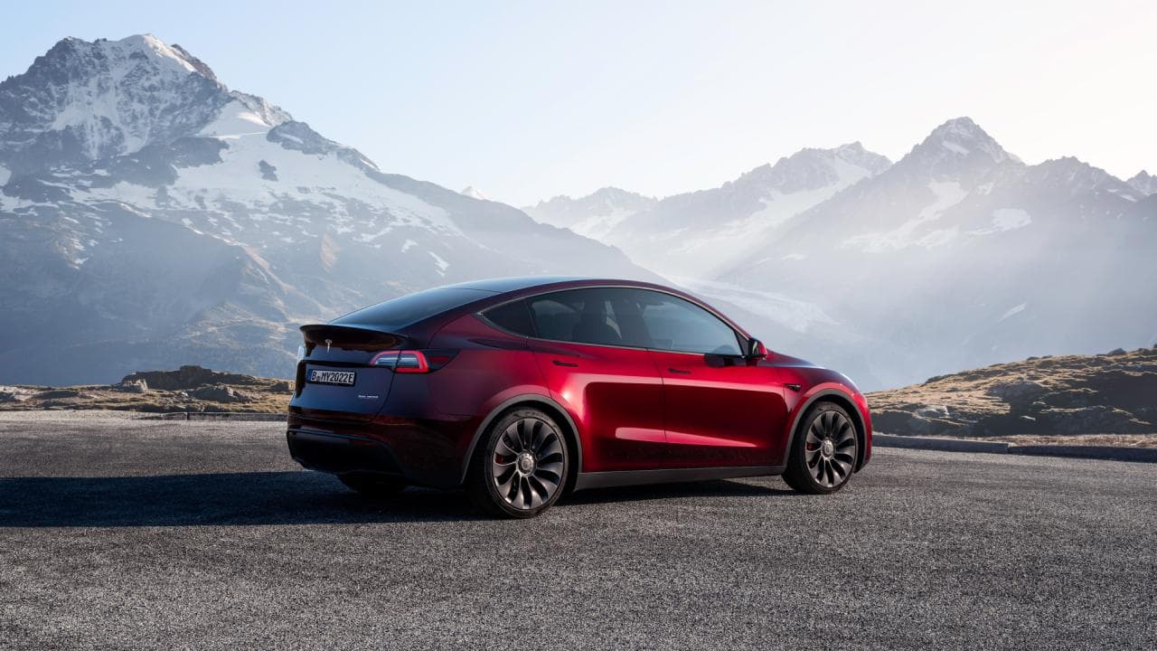 Cover Image for Tesla-Chef Musk entfacht Gerüchte um 25.000 Euro E-Auto neu