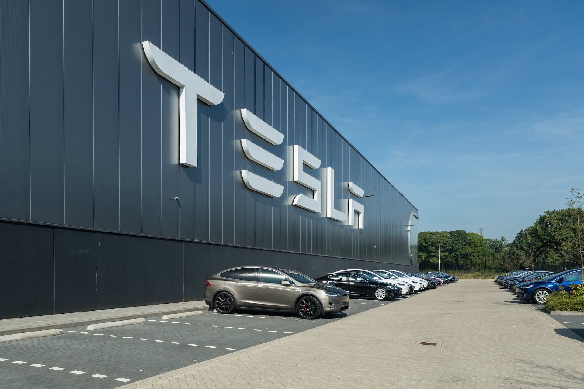Cover Image for Tesla stemmt sich in Deutschland gegen Fachkräftemangel