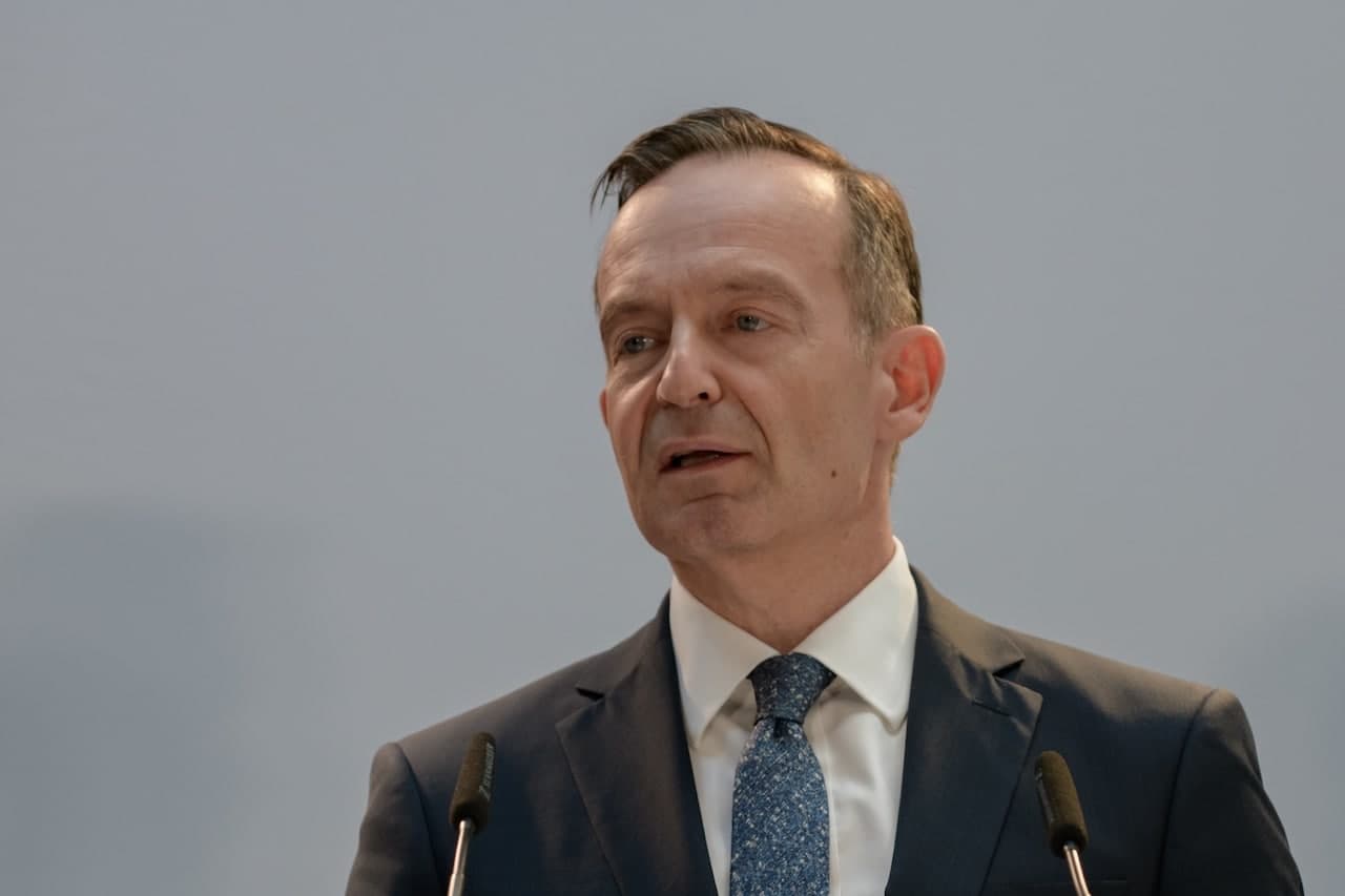 Cover Image for Verbrenner-Aus ab 2035: Streit um E-Fuels tobt weiter