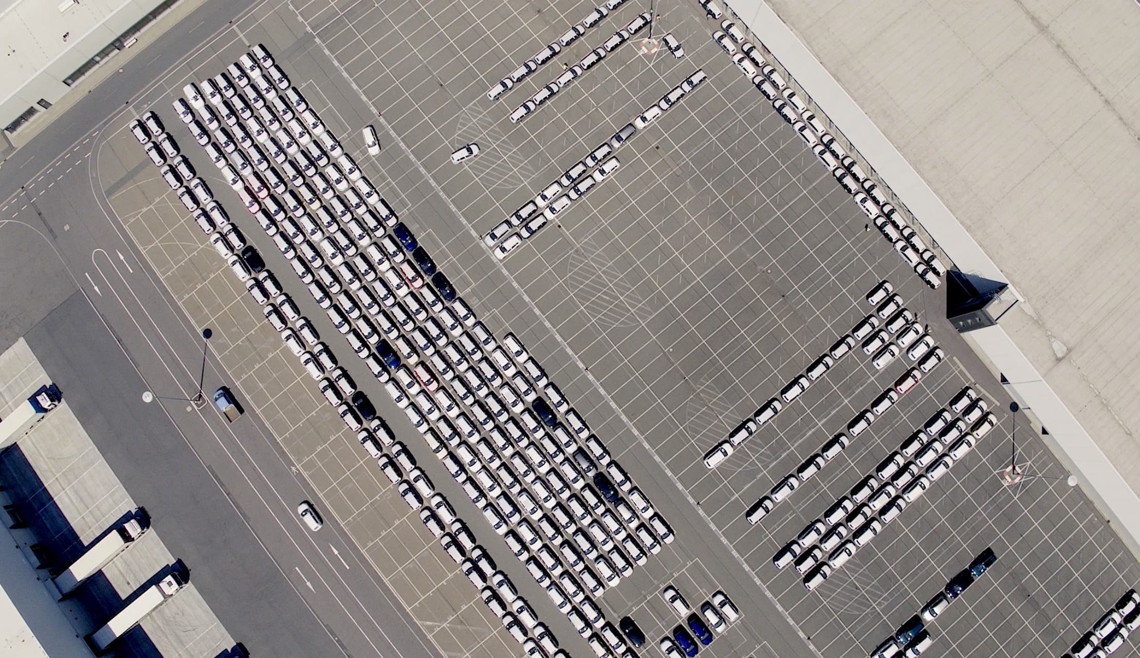 Cover Image for USA: Einige Autohersteller verlieren Zugang zu EV-Steuergutschriften