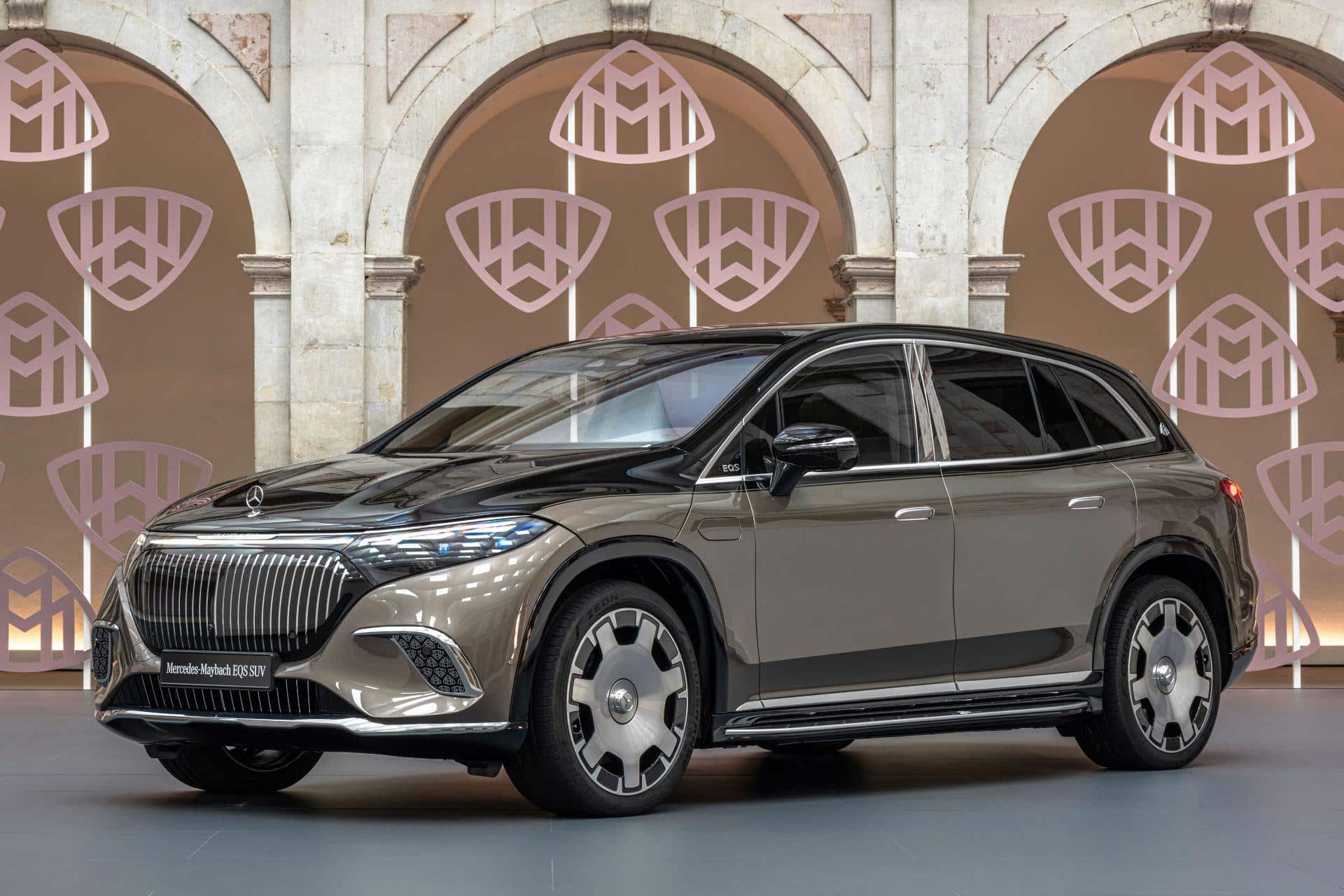 Cover Image for Mercedes-Maybach EQS SUV: Stern-Bild Großer Wagen