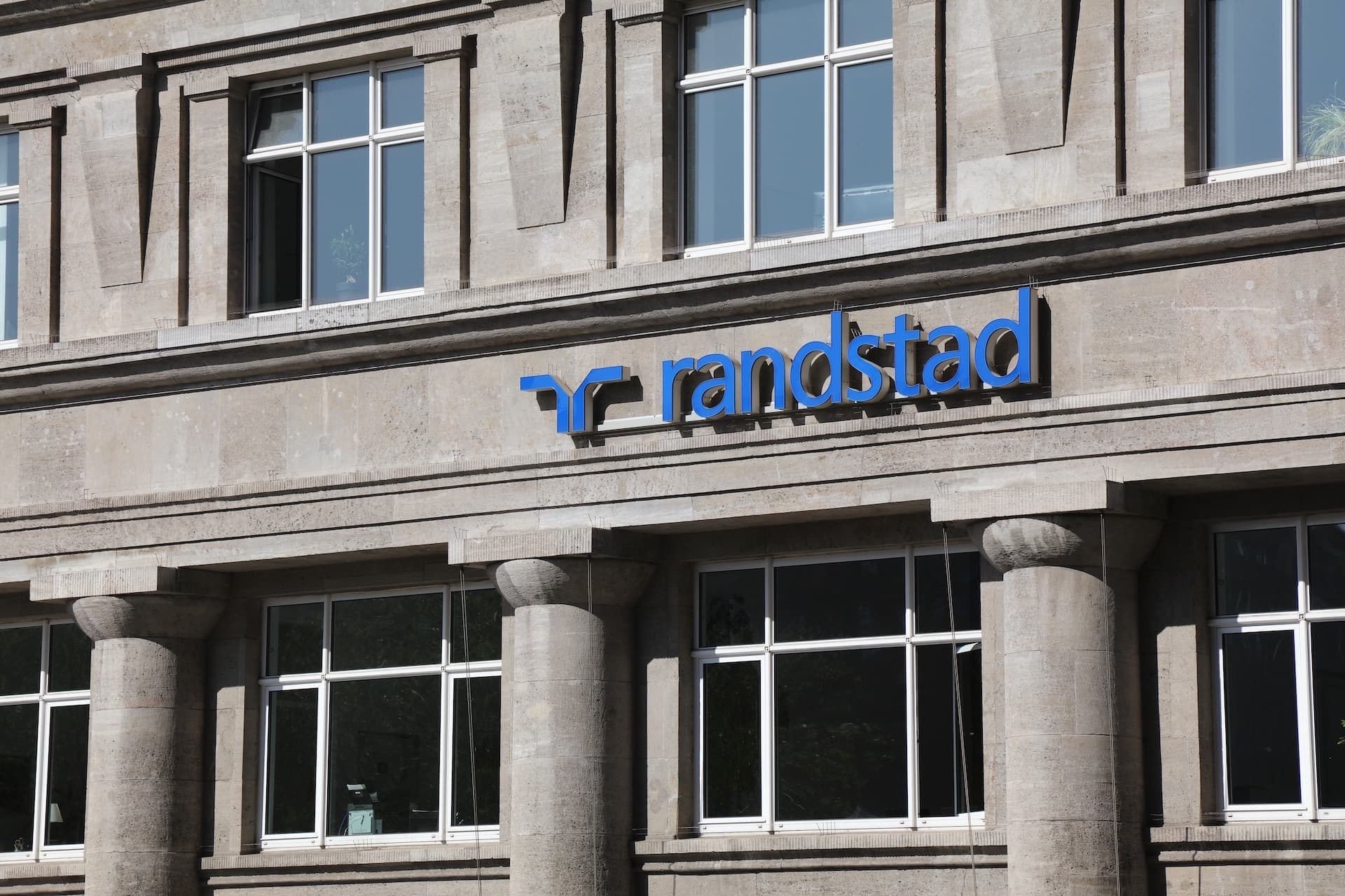 Randstad stellt Flotte komplett auf E-Antriebe um