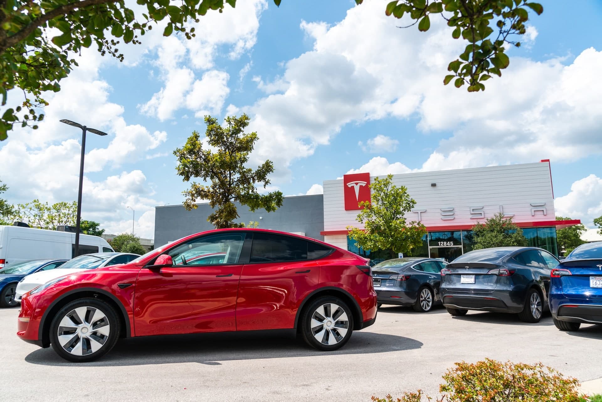Cover Image for Tesla Model Y bleibt Europas beliebtester Stromer
