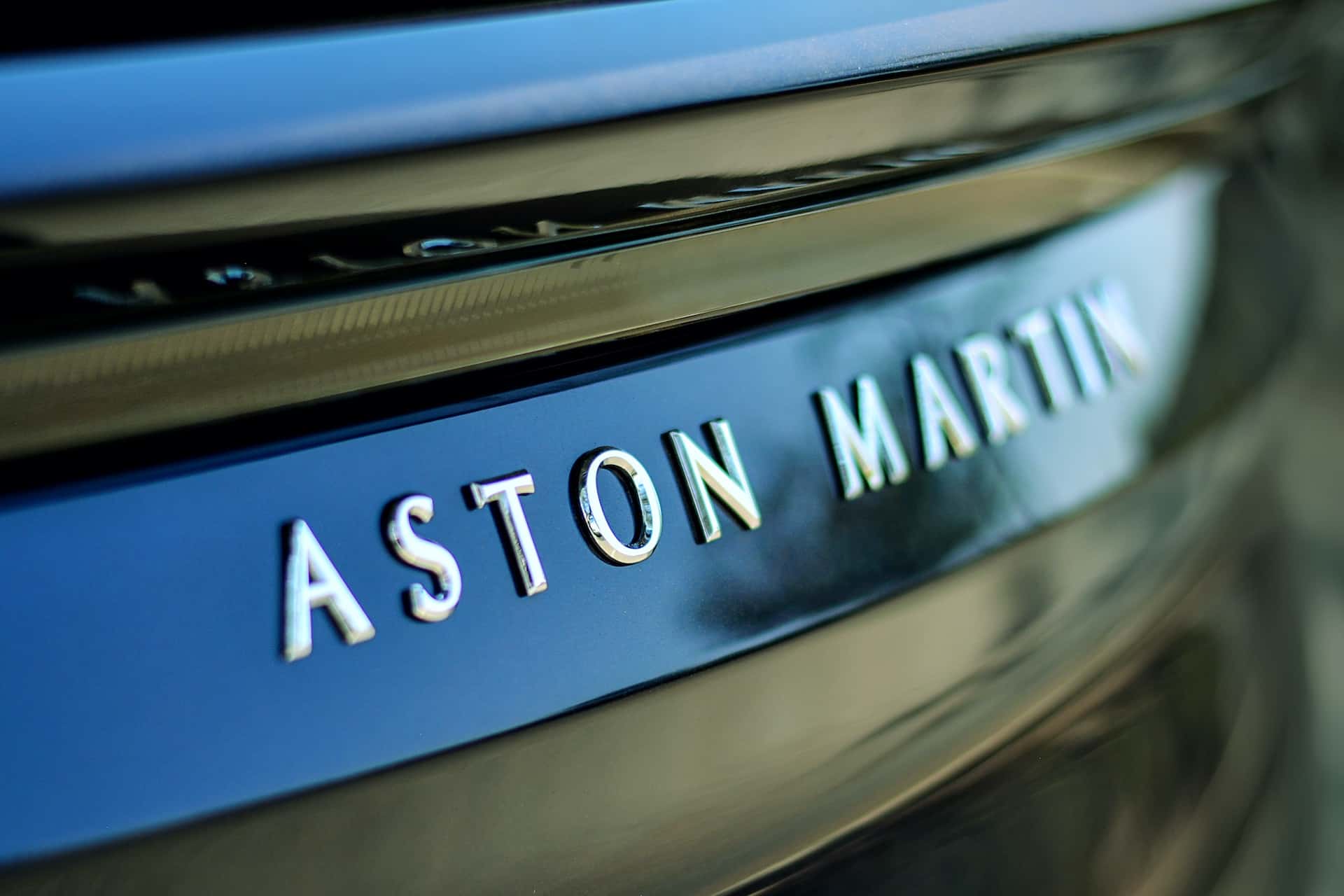 Cover Image for Aston Martin erwägt Plug-in-Hybride statt geplantem E-SUV