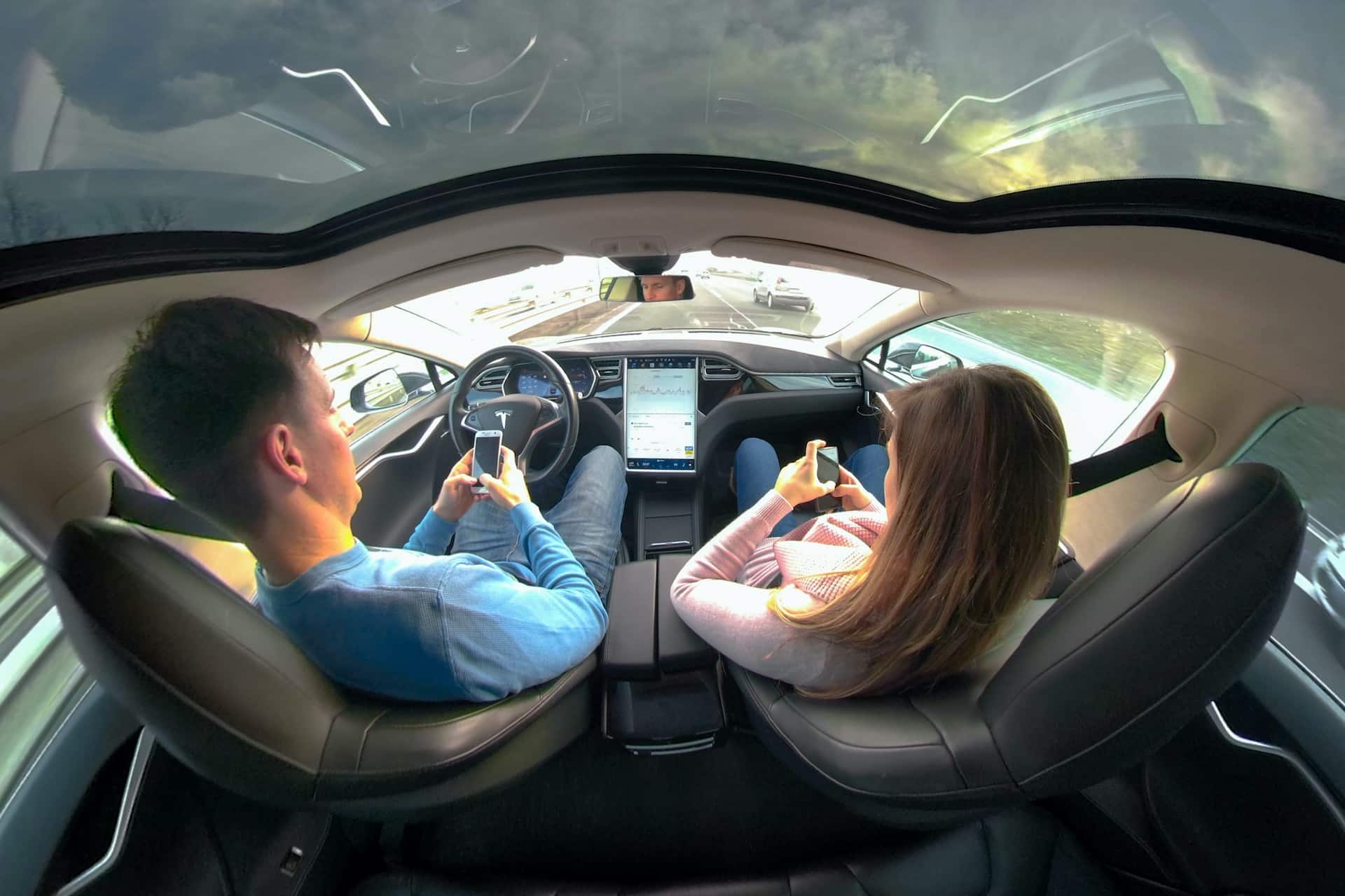 Cover Image for Tödliche Unfälle mit Tesla Autopilot nehmen rapide zu