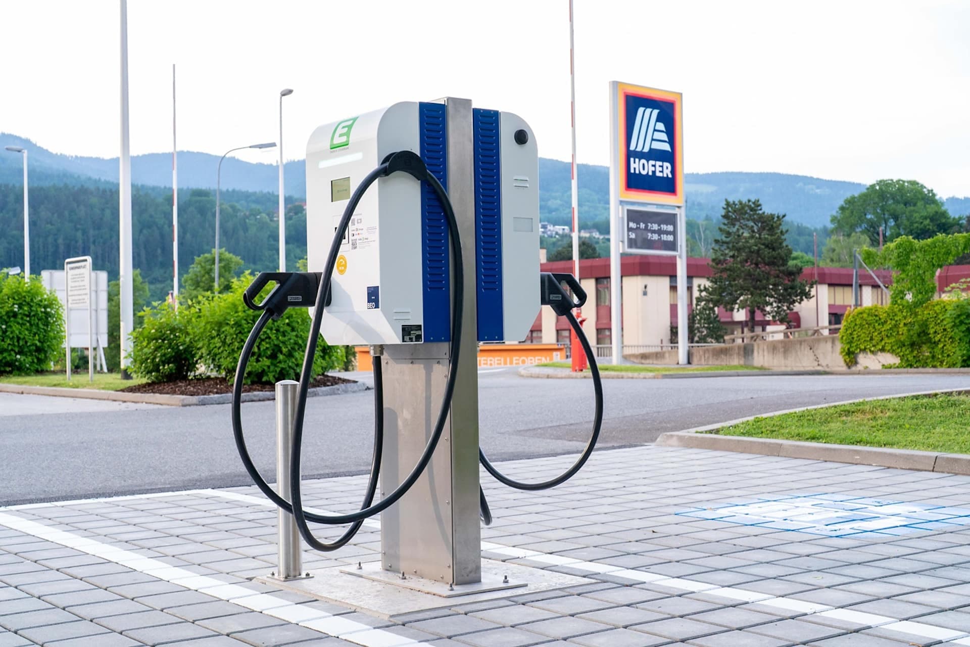 Cover Image for Hofer: Bis Ende 2026 Ladepunkte an allen Filialen