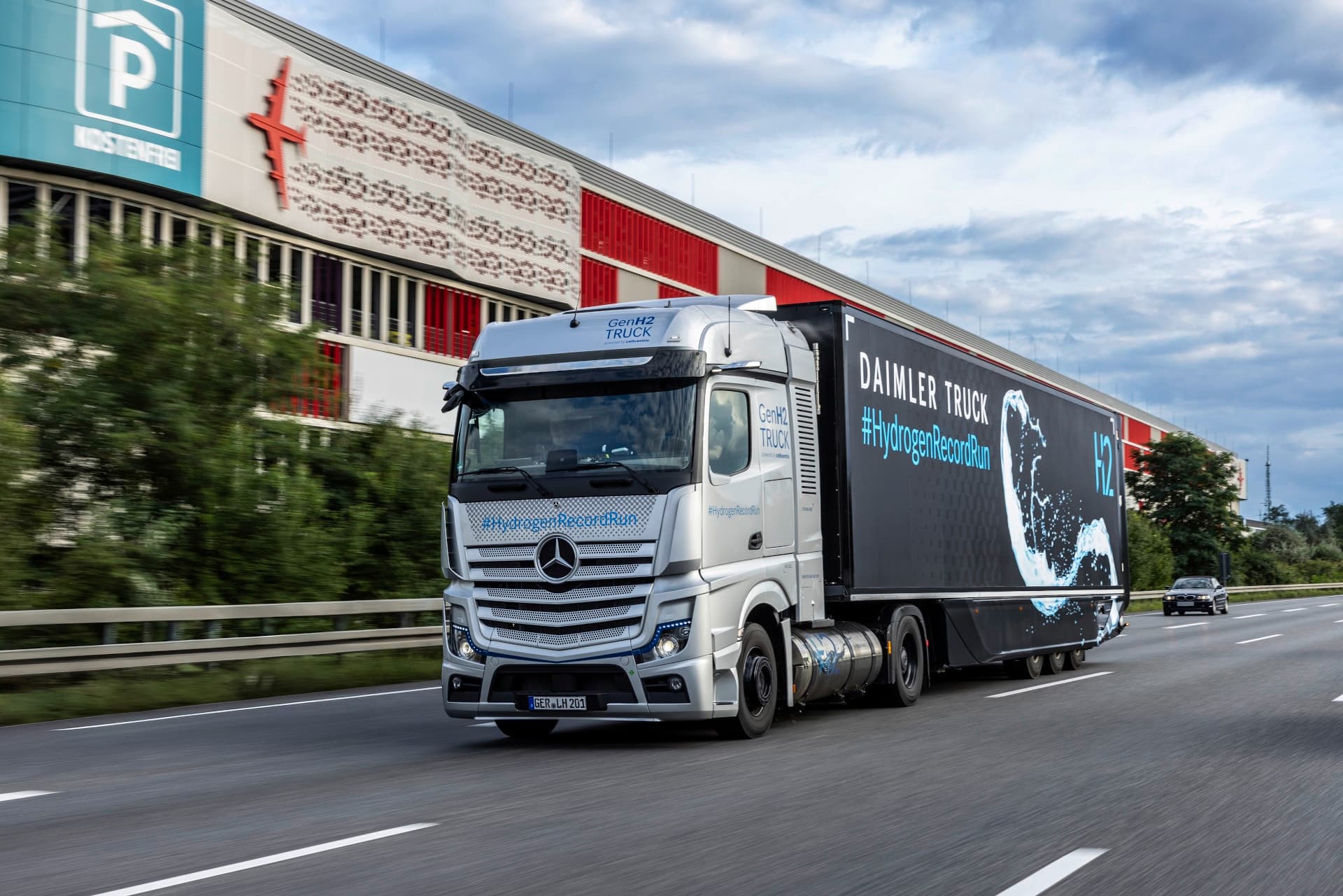 Cover Image for Daimler Truck startet weitere Testphase mit Wasserstoff-Lkw
