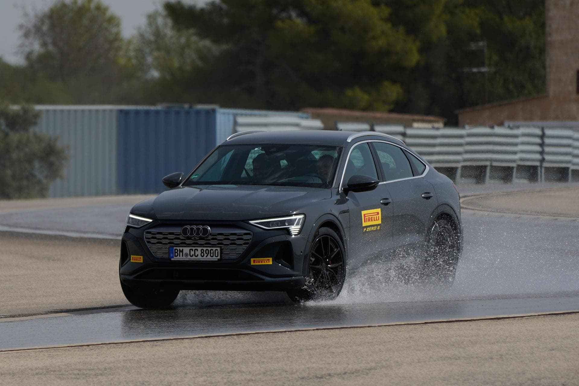 Cover Image for Pirelli P Zero E: Schwarzes Gold für schnelle Stromer