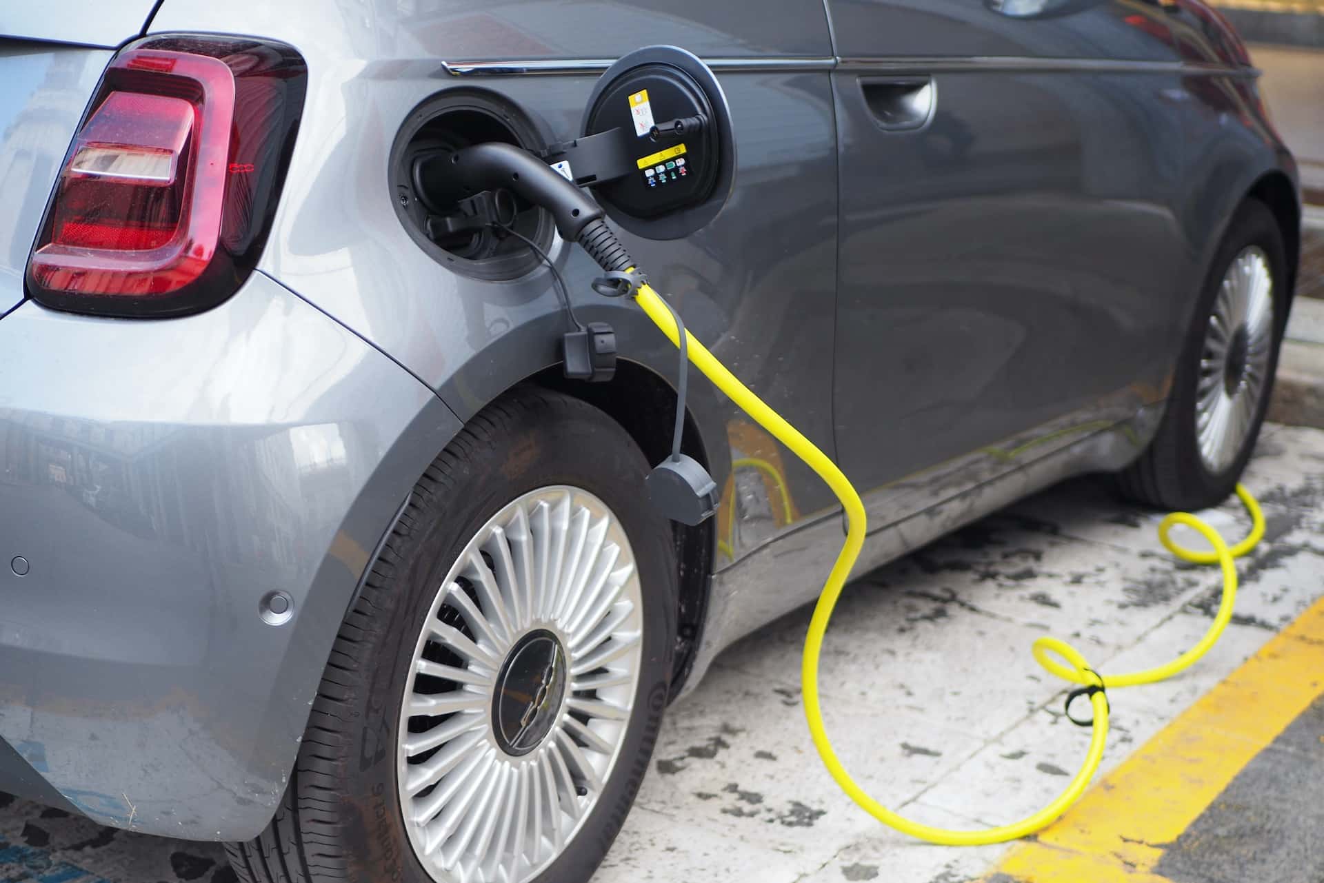 Cover Image for Diese 7 E-Autos haben den ADAC am wenigsten überzeugt