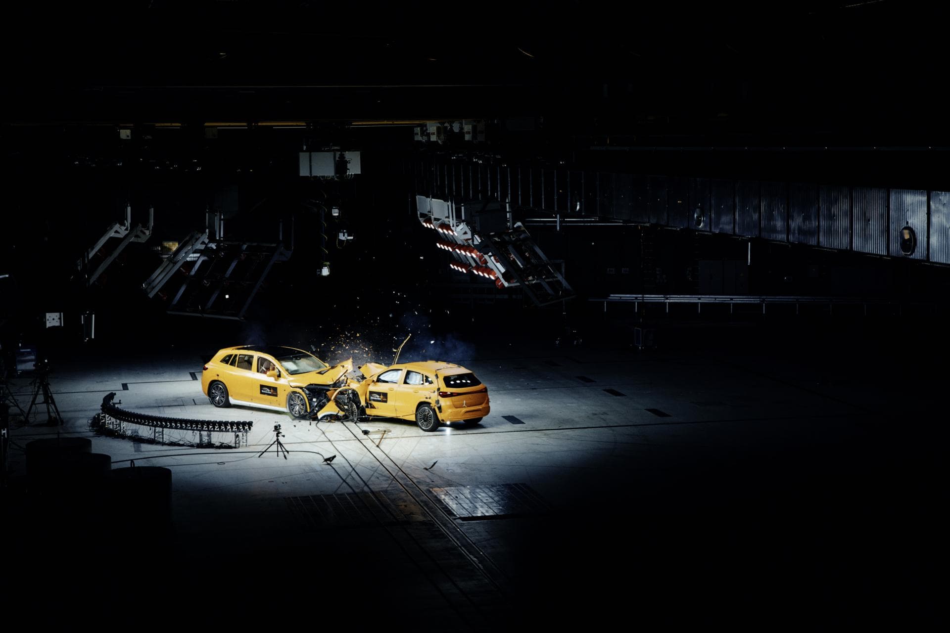 Wie Mercedes Crashtests mit E-Autos durchführt