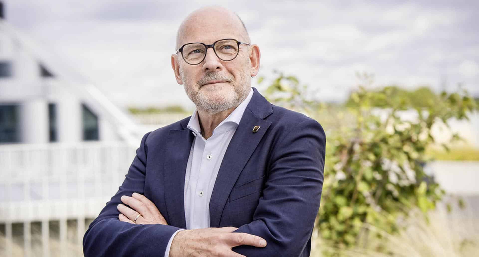 Cover Image for International Electric Vehicle Symposium 2025