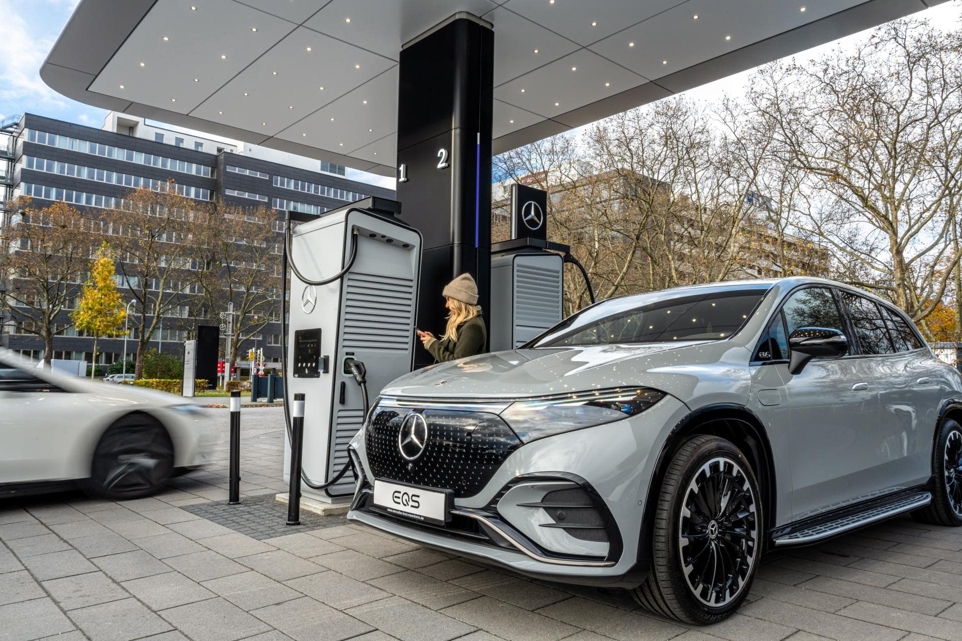 Cover Image for Mercedes und BMW schmieden Ladeallianz in China