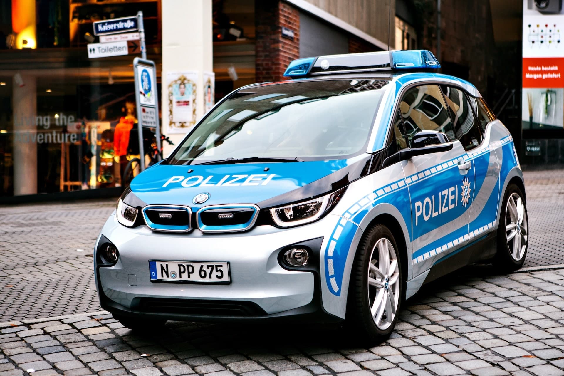 Cover Image for Reul: Auf absehbare Zeit keine Elektro-Streifenwagen geplant