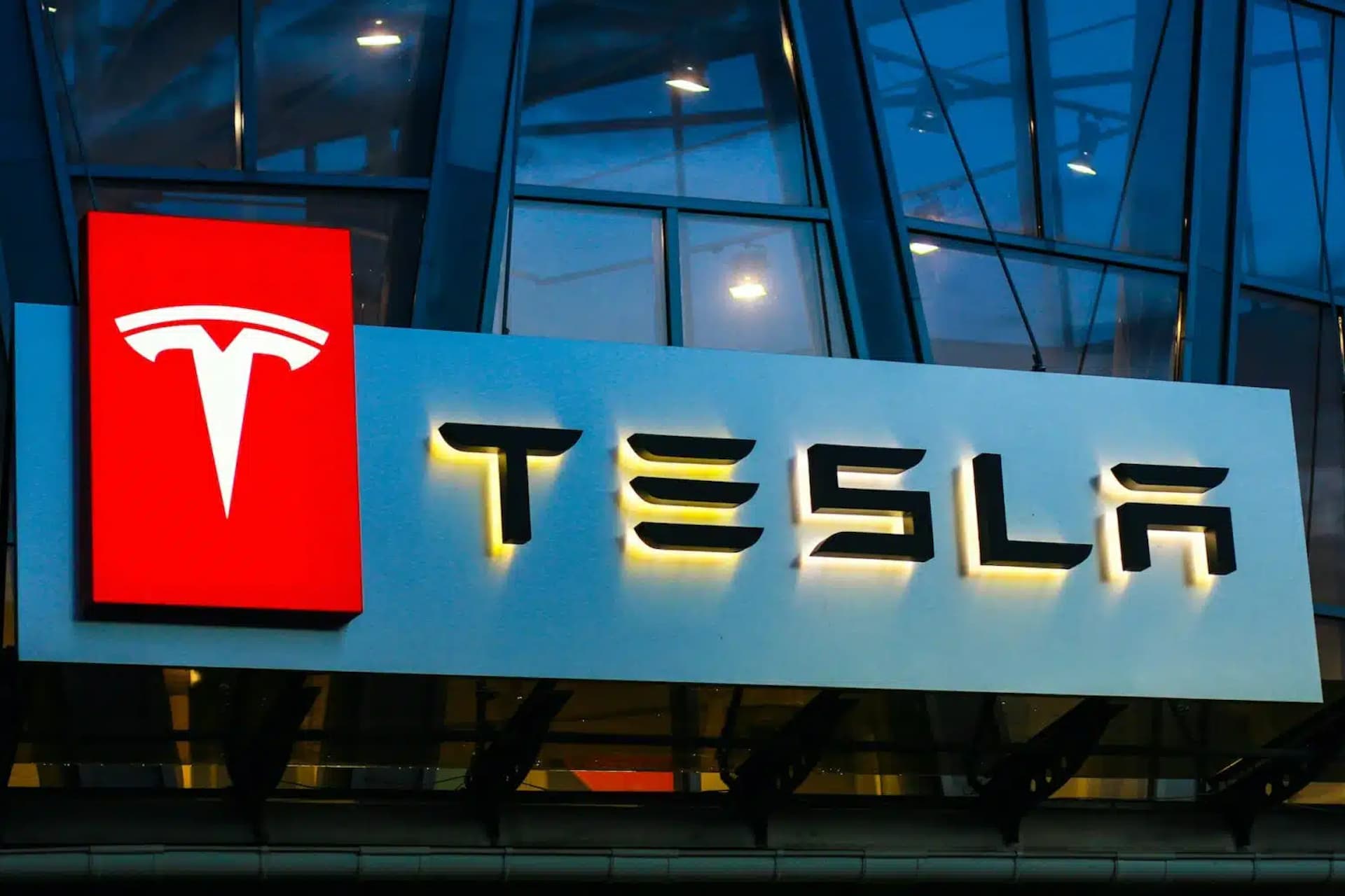 Cover Image for Tesla muss Produktion in Grünheide stoppen