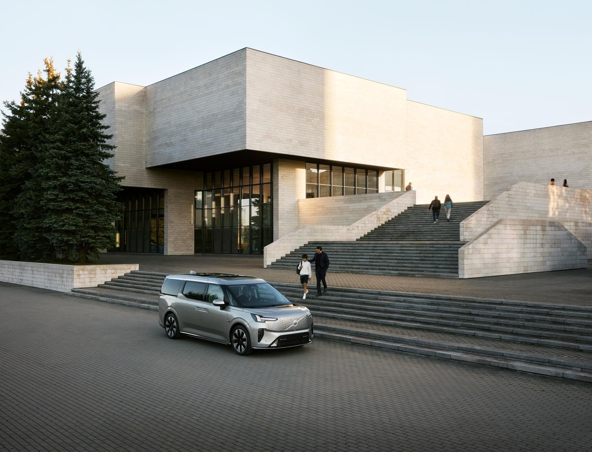 Cover Image for Volvo startet Produktion des EM90 in China