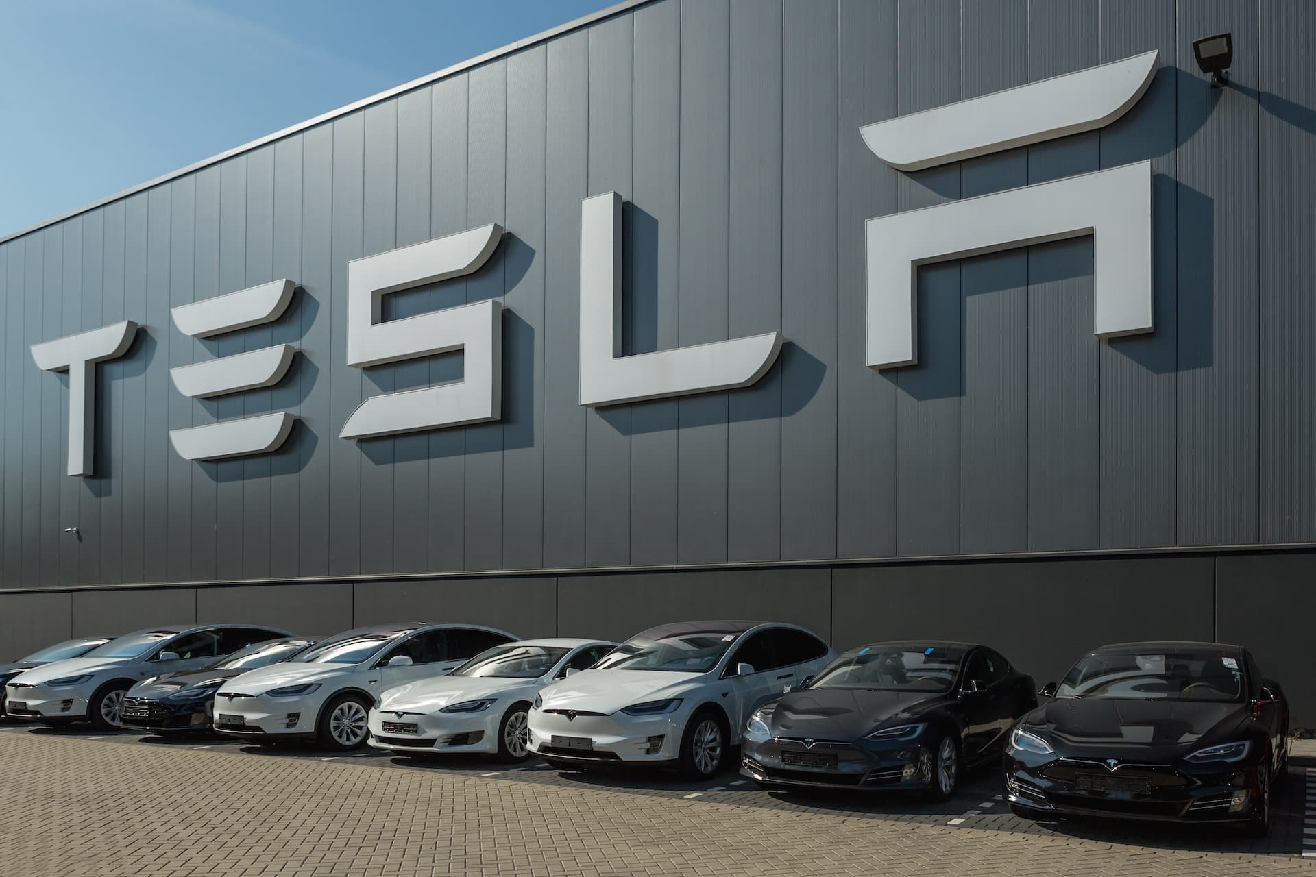 Cover Image for Tesla-Absatz im ersten Quartal verfehlt Analysten-Erwartungen deutlich