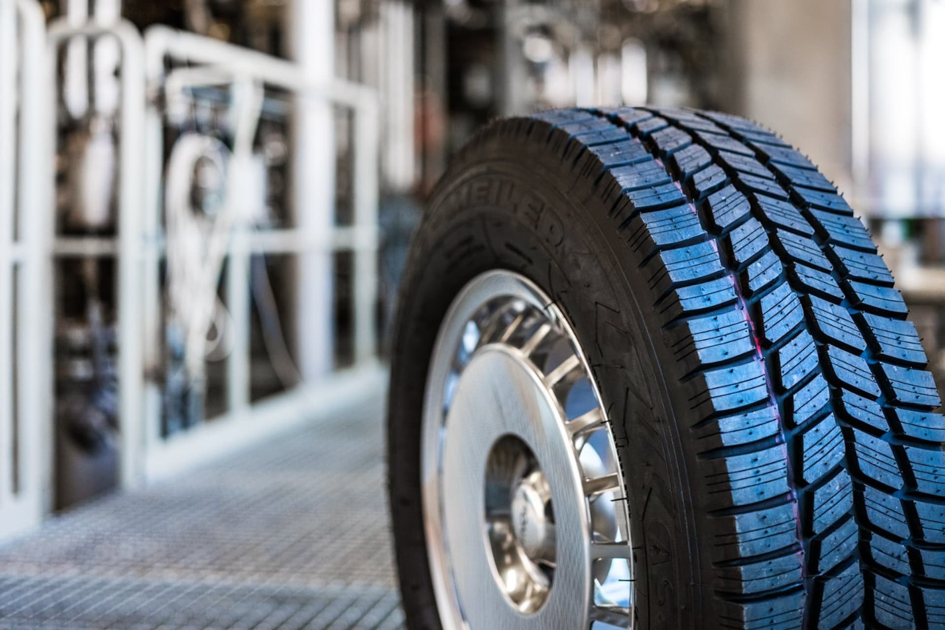 Cover Image for Wie Fraunhofer-Forscher Autoreifen nachhaltiger und besser machen wollen