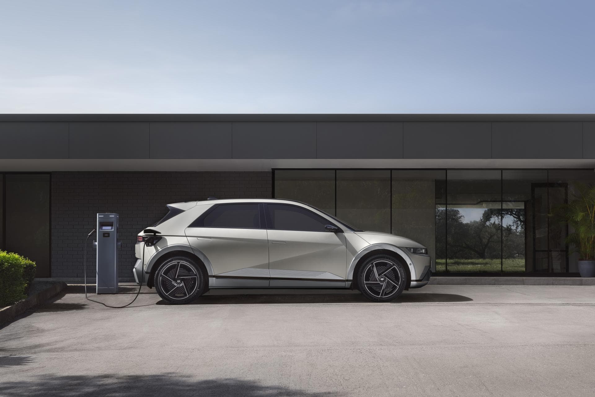 Cover Image for Probleme mit 12-Volt-Batterie: Hyundai ruft 145.000 E-Autos zurück