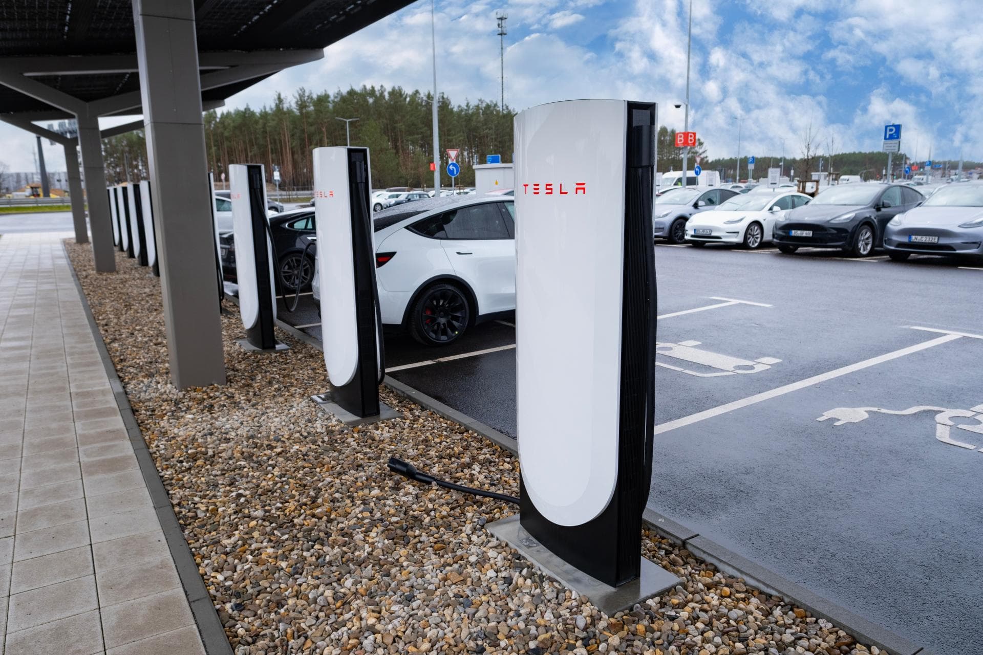 Cover Image for Schnellladen mit Tesla wird billiger und einfacher