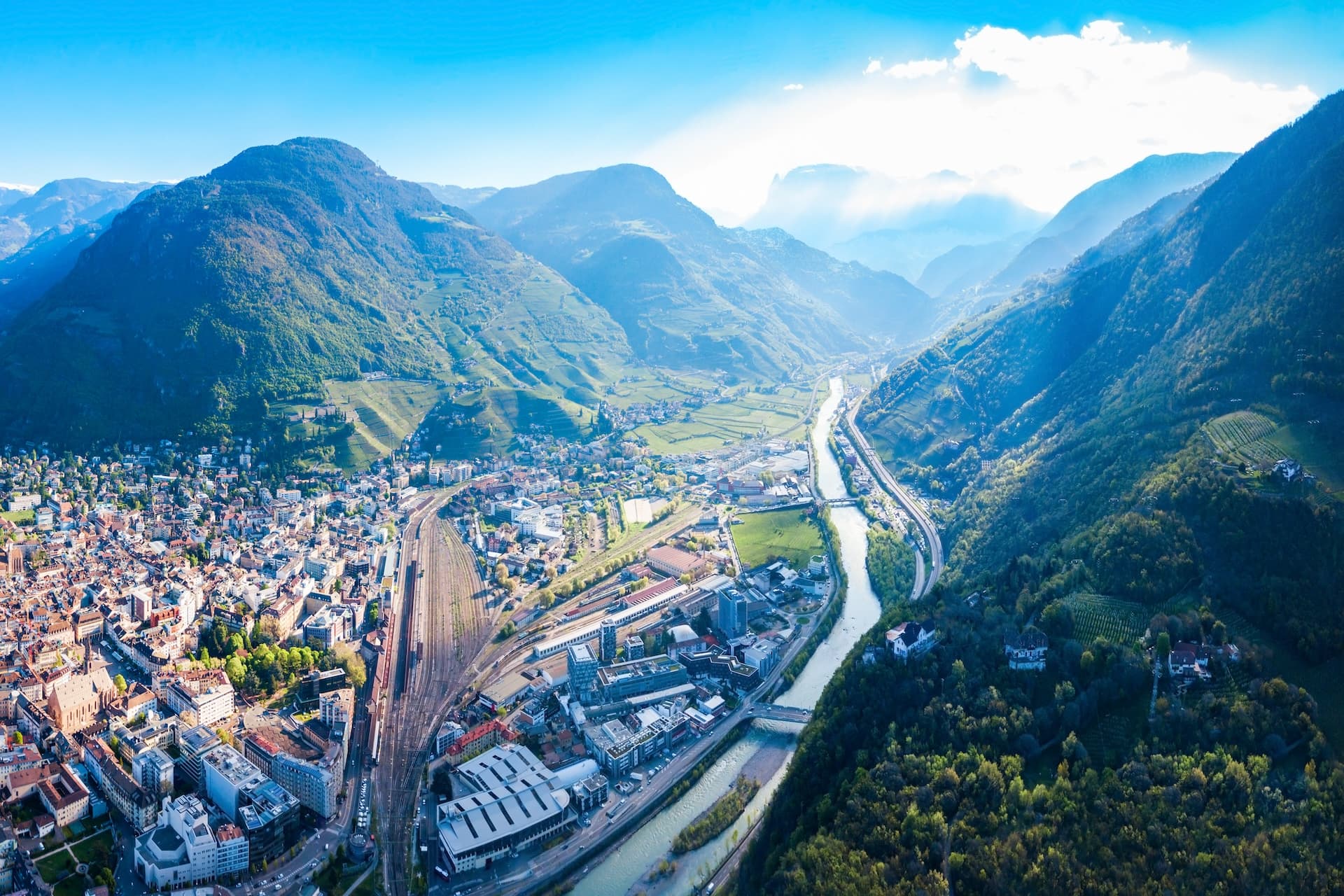 Großbrand bei Ladesäulen-Hersteller: Sogar Luftraum gesperrt