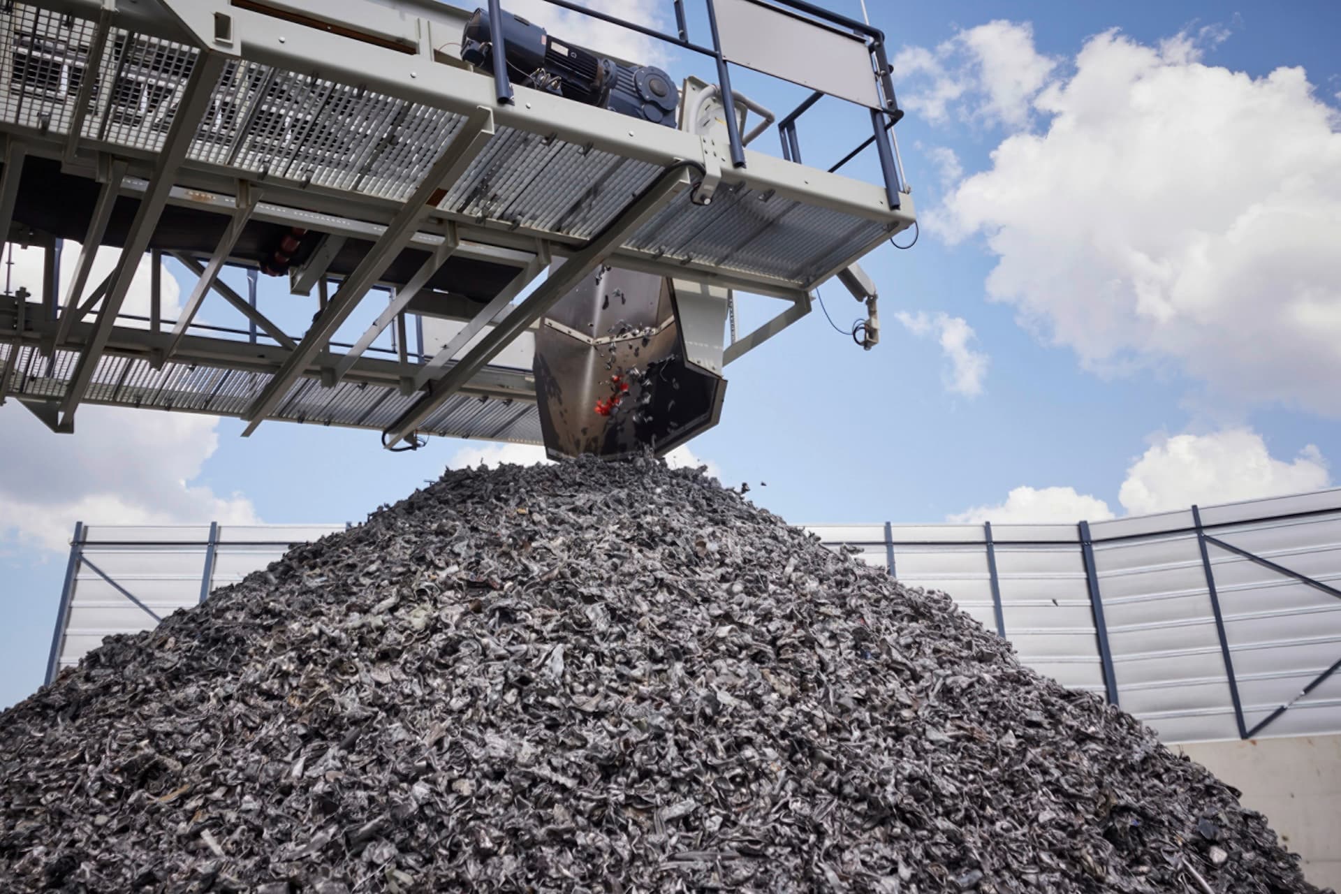 Mercedes-Benz startet Rohstoff-Partnerschaft mit TSR Recycling