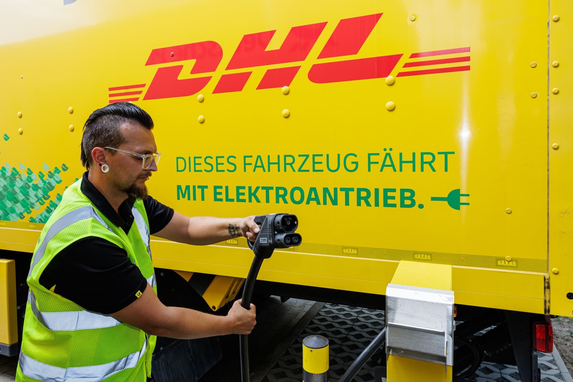 Cover Image for Eon baut bei DHL Schnelllader für Elektro-Lkw auf