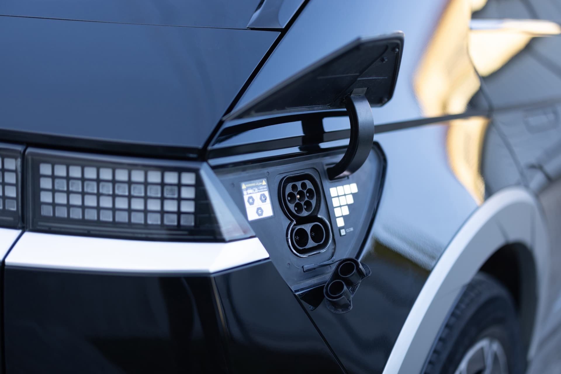 Cover Image for Marquardt entwickelt Standards fürs Roboter-Laden von E-Autos