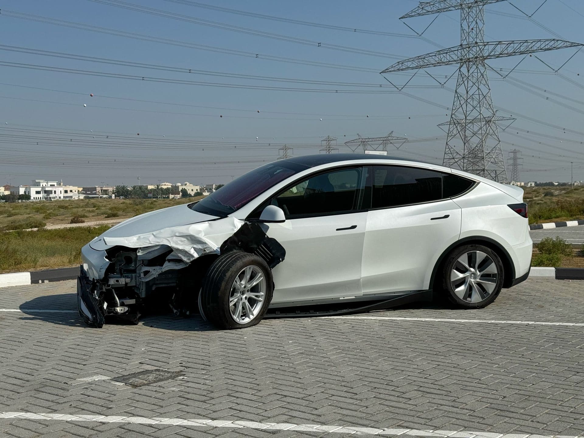 Unfall in Berlin: Tesla rast in Klinik, Ursache unklar