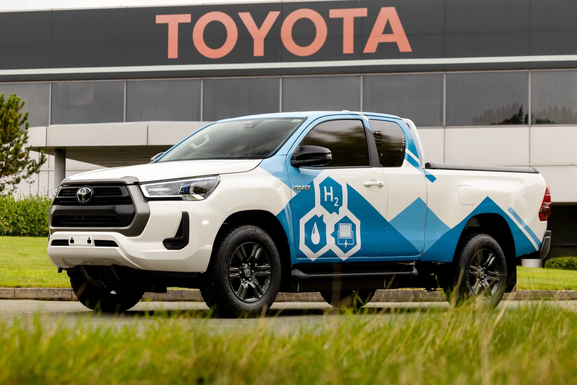 Cover Image for Toyota startet Kundentests mit Wasserstoff-Hilux