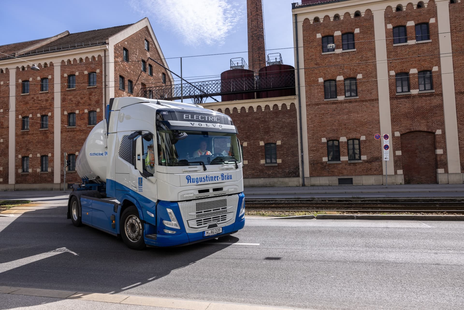 Augustiner kutschiert sein Bier mit Elektro-Lkw von Volvo