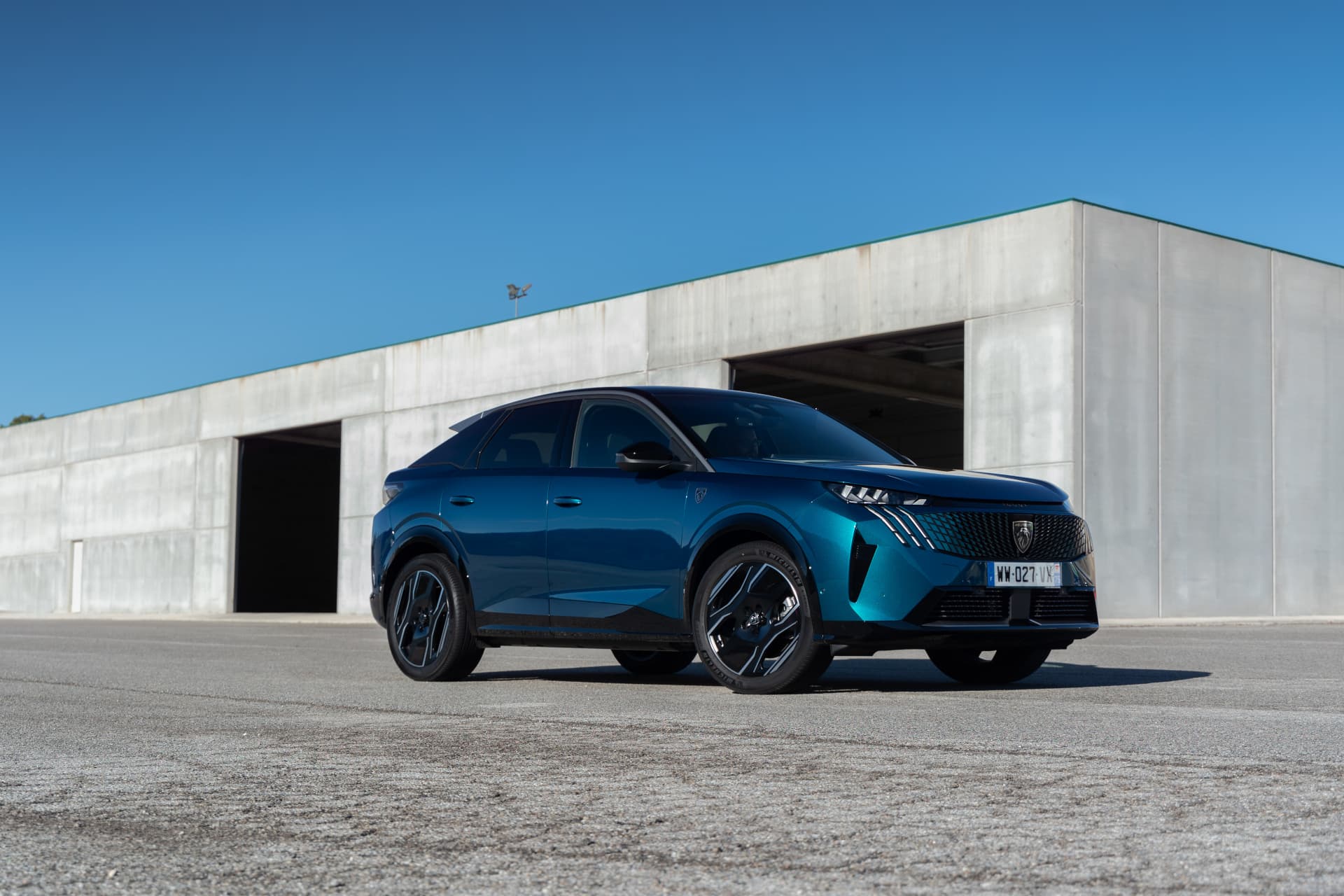 Neuer Peugeot E-3008 ist ab sofort erhältlich