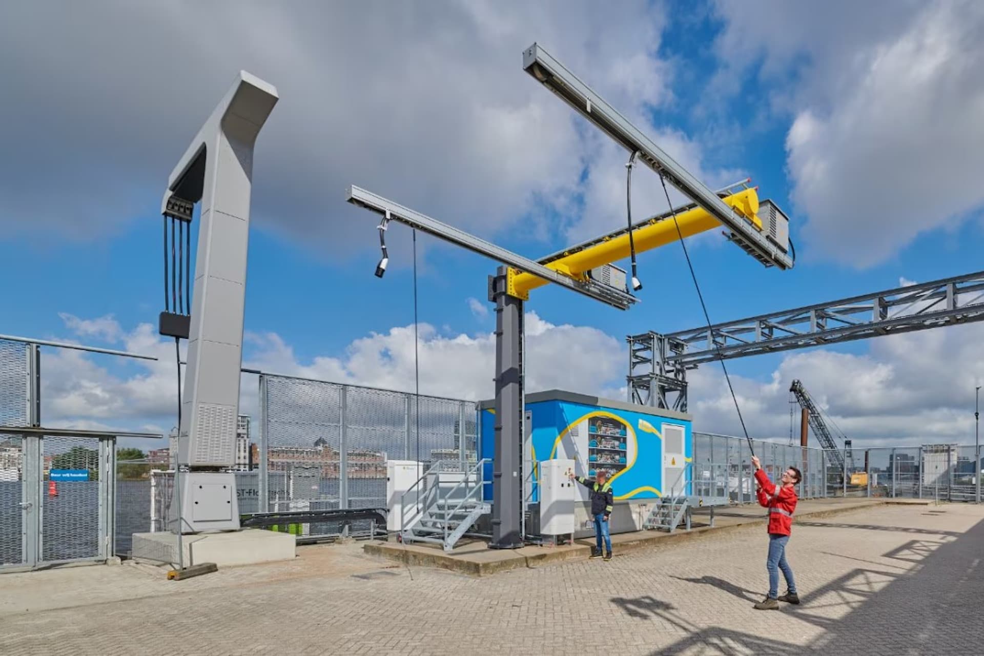 Shell eröffnet Megawatt-Charger für Lkw und Schiffe