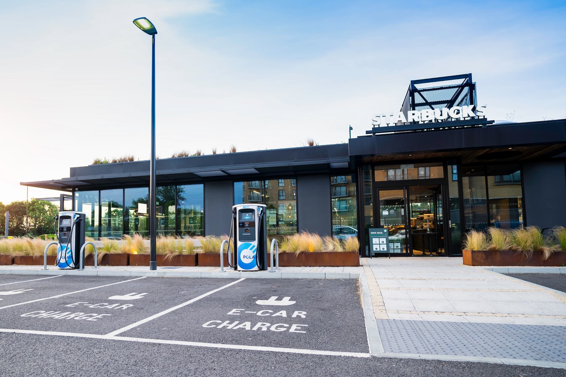 Mercedes startet Ladepartnerschaft mit Starbucks