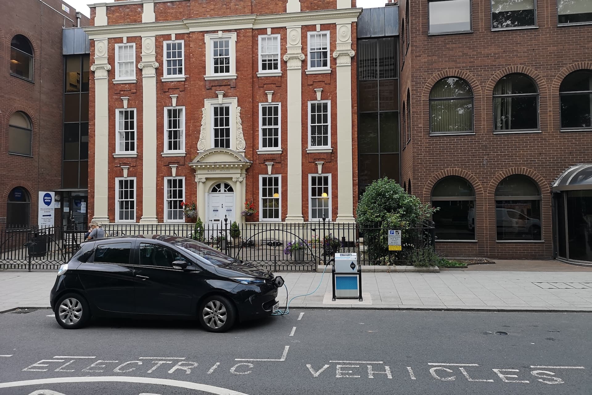 Cover Image for Großbritannien: Gelockerte E-Auto-Ziele sollen Hersteller entlasten