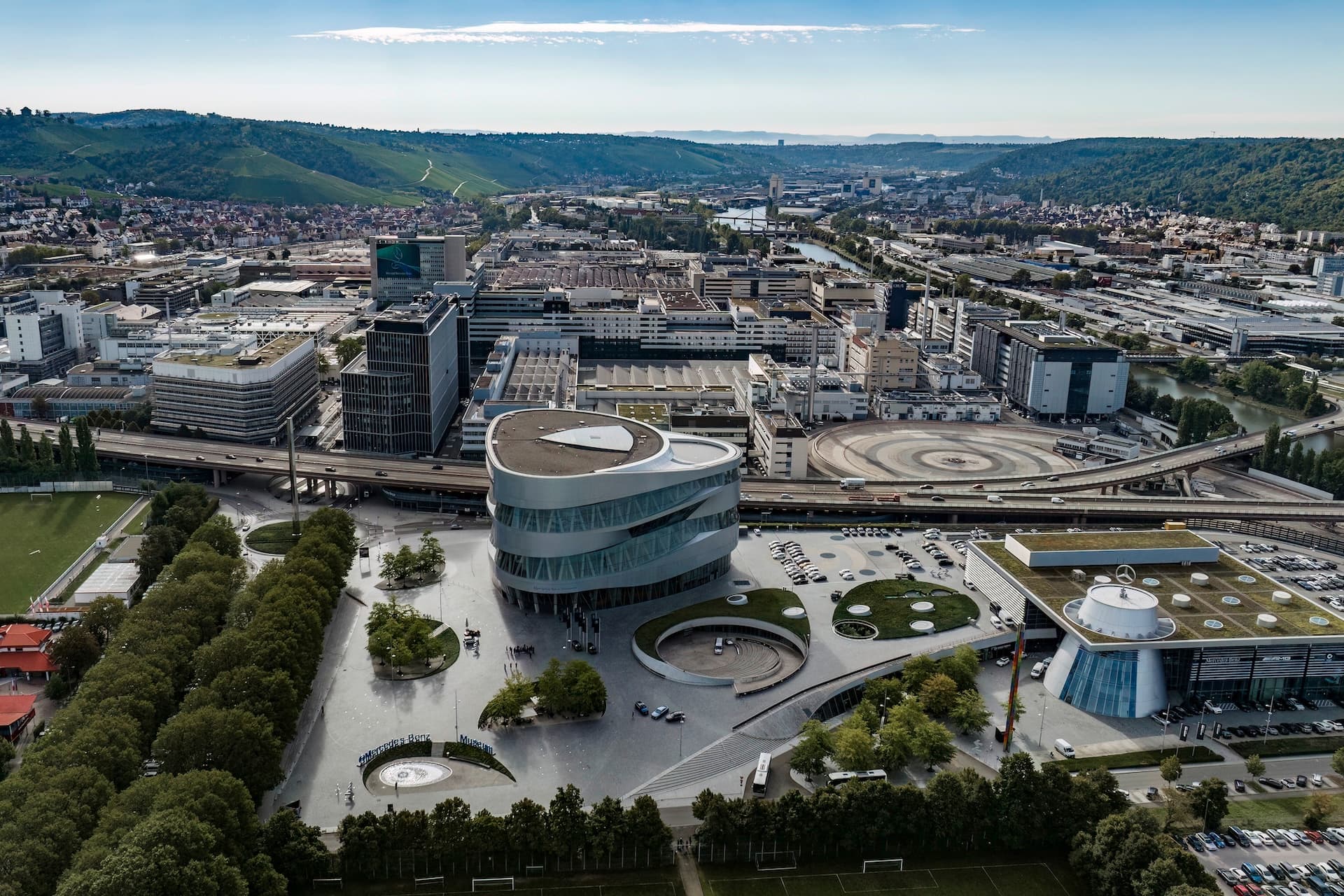 Cover Image for Die E-Auto-Batterie der Zukunft: Mercedes eröffnet eCampus am Stammsitz Untertürkheim