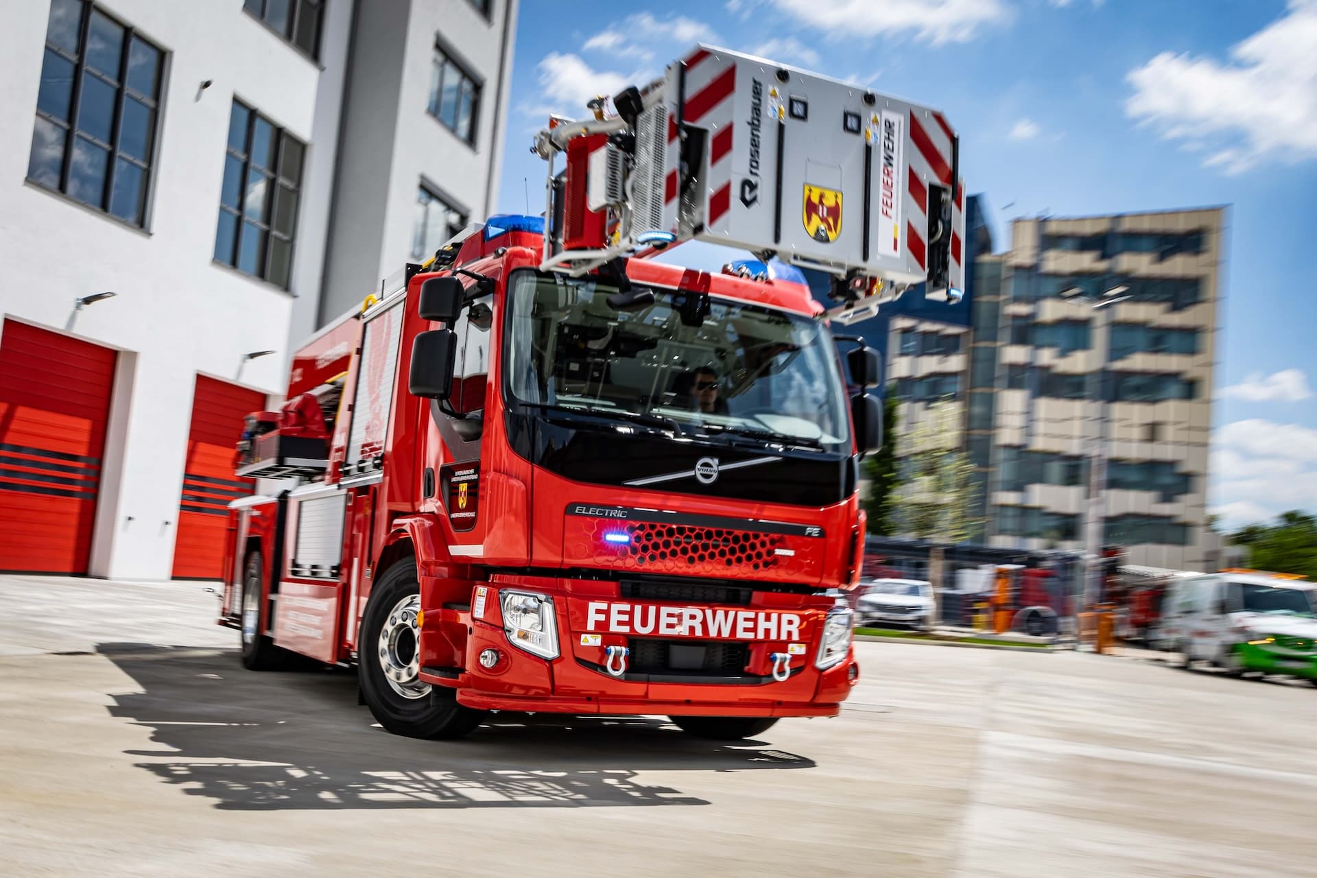 Cover Image for Rosenbauer übergibt mehrere Elektro-Feuerwehrautos
