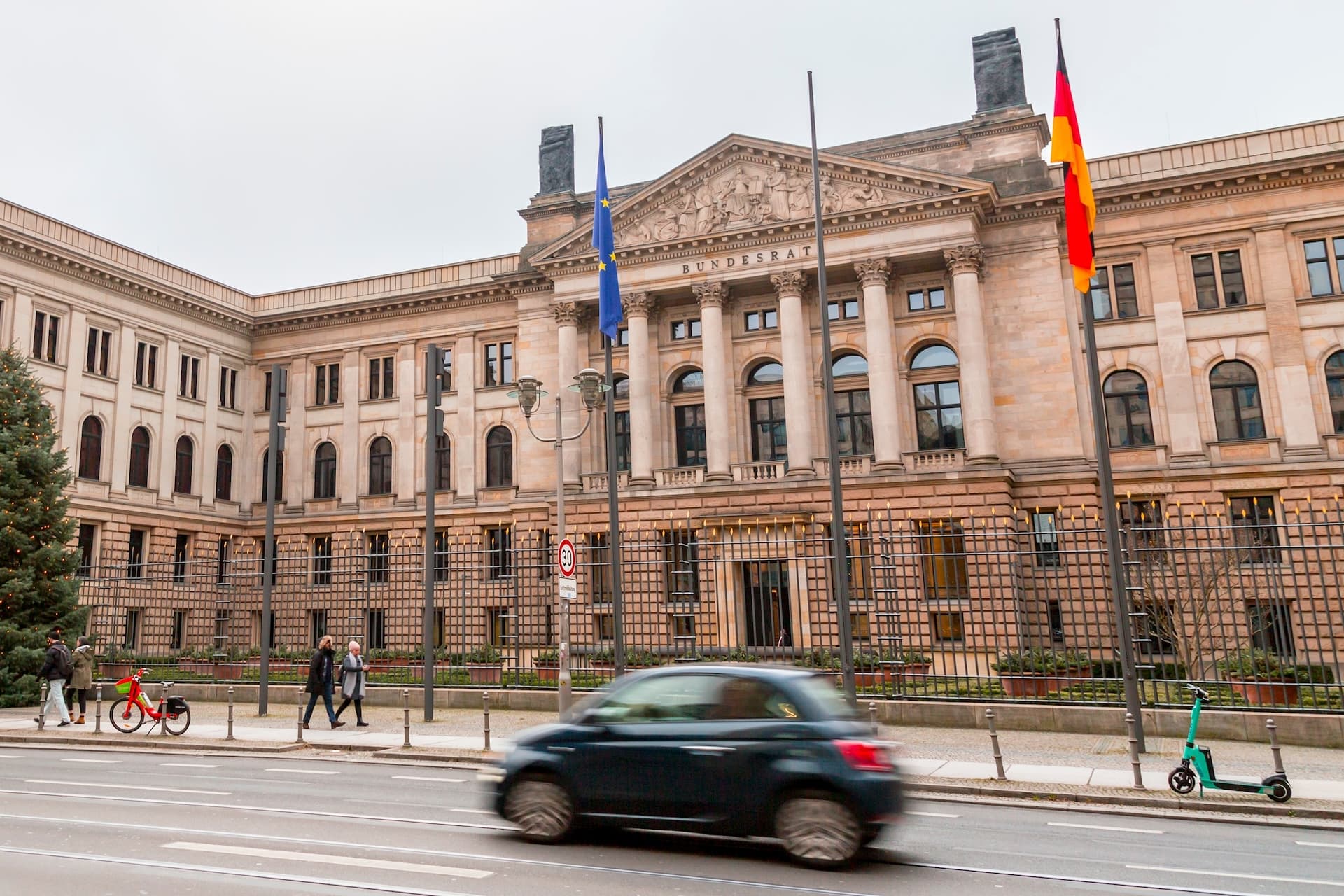 Cover Image for Bundesrat fordert Wiedereinführung der Kaufprämie für E-Autos