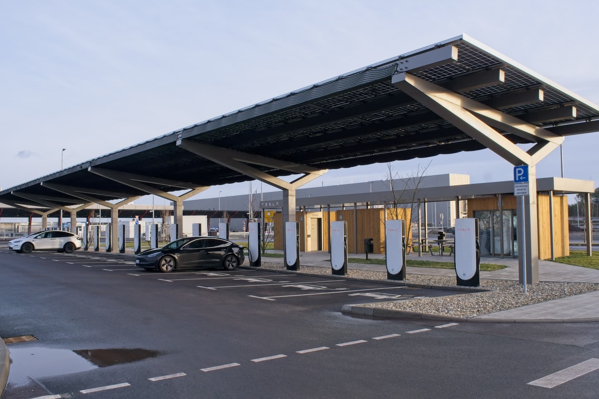 Cover Image for Teslas neue Supercharger schaffen nun bis zu 500 kW Ladeleistung