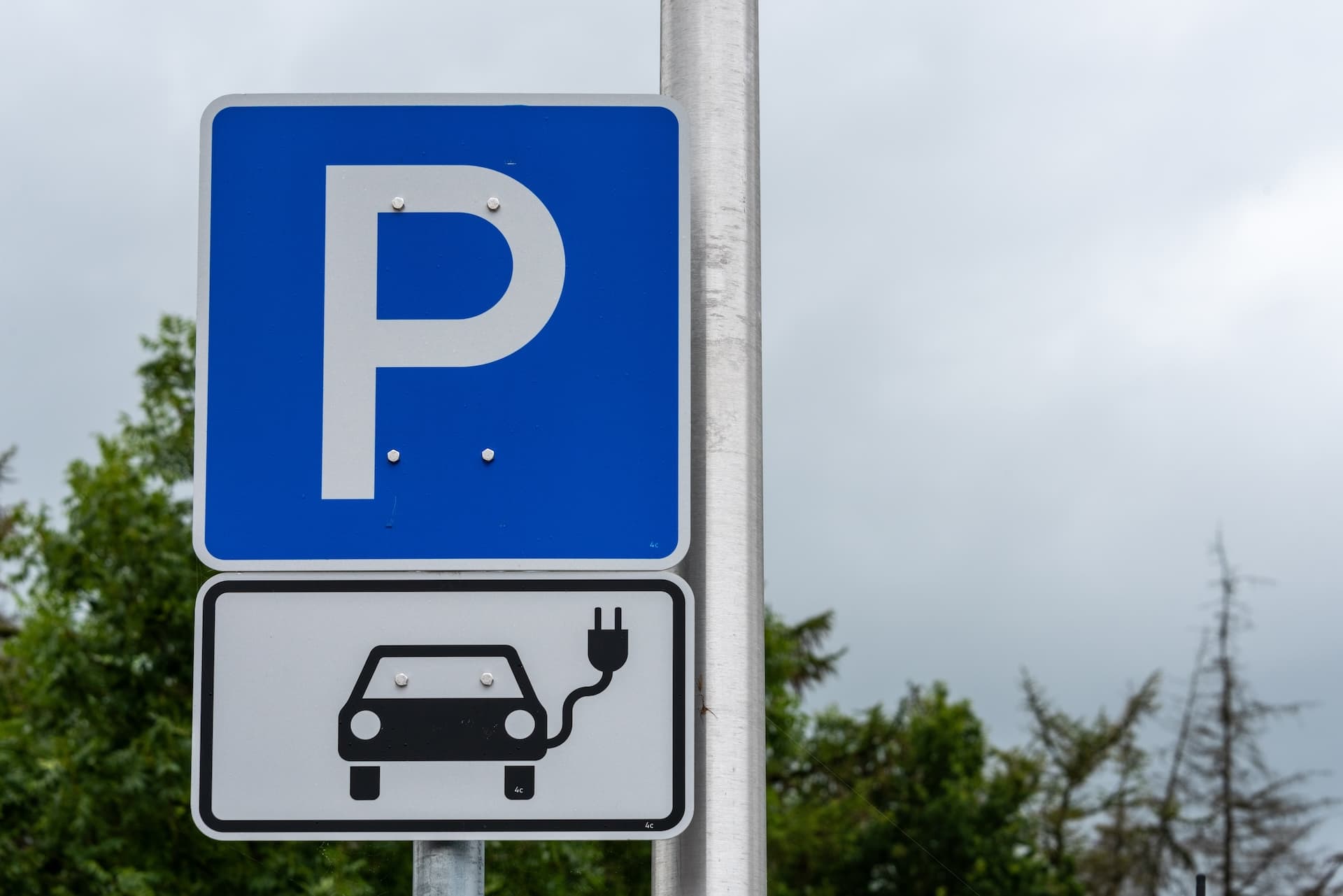 Cover Image for VCD kritisiert Diskriminierung von Elektro-Kleinfahrzeugen an Ladesäulen